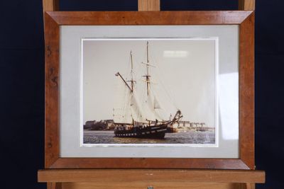 une photo d'un bateau exposée dans un cadre en bois