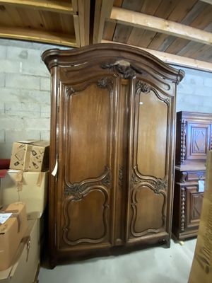 une grande armoire au milieu d'une pièce remplie de cartons