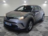 La Toyota C-HR est garée sur un sol à damier