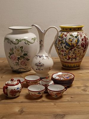 de nombreux types de vases et de bols sur la table