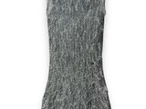 une robe en tricot grise suspendue à un cintre en bois