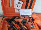 une trousse à outils dans la mallette orange posée sur la table