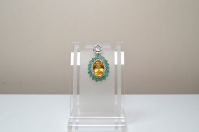 Un important pendentif en argent serti au centre d'une citri…