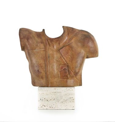 sculpture représentant une veste en cuir marron posée sur un socle blanc