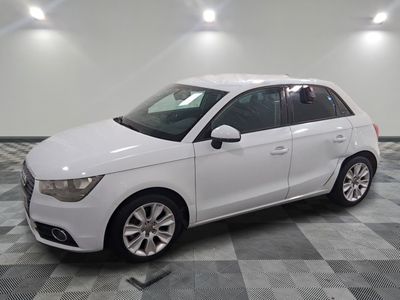 la photo d'une voiture blanche garée dans un garage