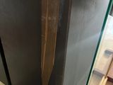 l'image d'une vitrine en verre d'où sort un couteau