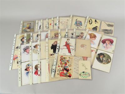 de nombreuses cartes représentant des femmes et des enfants, posées sur une table