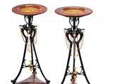 une paire de tables d'appoint anciennes en fer et en bois