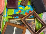 un grand nombre d'objets posés sur une table