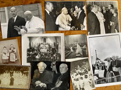 plusieurs vieilles photos en noir et blanc d'hommes et de femmes posées sur une table