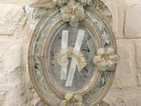 une horloge posée sur une table devant un mur de briques