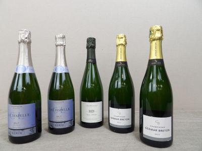 six bouteilles de champagne sont alignées sur une table