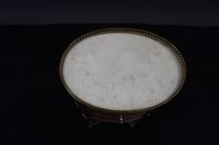 Petite table de salon ovale en acajou et placage d'acajou. (photo 2)