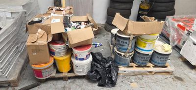 de nombreux pots de peinture et des pots de peinture sur une palette