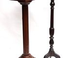 paire de bougeoirs anciens en bois avec des socles tournés