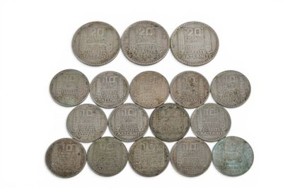 un gros plan sur un tas de vieilles pièces de monnaie posées sur une surface blanche