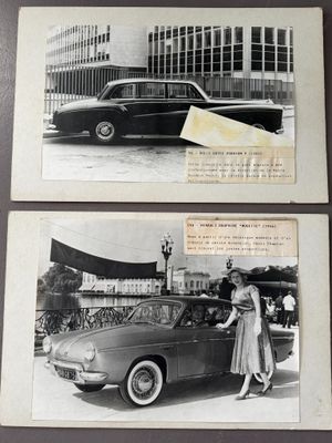deux vieilles photos en noir et blanc d'une femme debout à côté d'une voiture