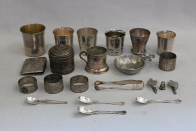 de nombreux types d'argenterie et de cuillères sur la table