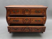 Importante commode tombeau en bois mouluré, la façade galbée… (photo 2)