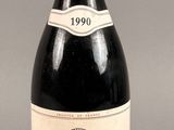 une bouteille de vin posée sur une table