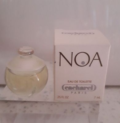 un flacon de parfum Noa posé sur un comptoir