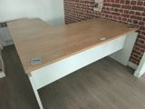 un bureau blanc avec un plateau en bois dans une pièce