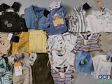 beaucoup de vêtements de bébé étalés sur une table