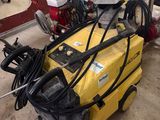 une machine jaune qui se trouve dans un garage