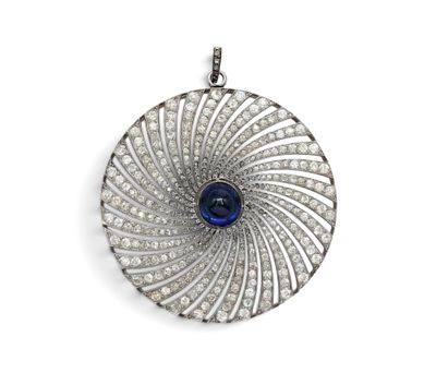 un gros plan d'un pendentif en saphir bleu et diamants sur fond blanc