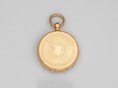 une montre de poche en or ancien ornée d'un médaillon sur le cadran