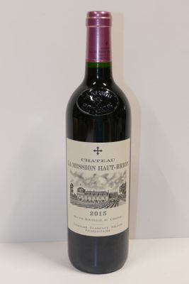 une bouteille de vin posée sur une table