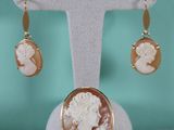 un gros plan sur une paire de boucles d'oreilles ornées d'une image représentant une femme