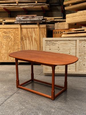 une table posée à même le sol dans un entrepôt