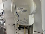 un chauffe-eau fixé au mur dans une cuisine