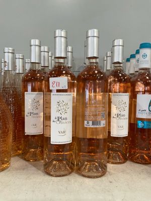 plusieurs bouteilles de vin sont alignées sur un comptoir