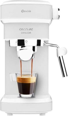 gros plan d'une machine à café avec une tasse de café