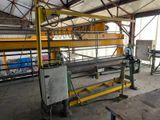 une machine qui travaille sur une pièce de métal