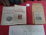 plusieurs livres posés sur une table recouverte d'une nappe rouge et d'une nappe rouge