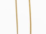 collier avec une pierre bleue sur une chaîne en or, sur fond blanc