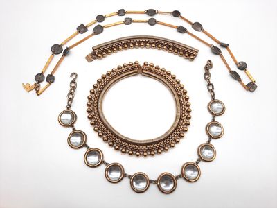 un assortiment de bijoux comprenant un collier, un bracelet et une bague