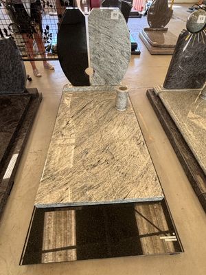 de nombreux types de granits exposés dans un magasin