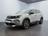 La nouvelle Toyota RAV est exposée dans un showroom