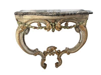 une photo d'une console au plateau en marbre ornée de sculptures raffinées