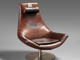 un fauteuil en cuir marron avec un piètement en métal et un repose-pieds