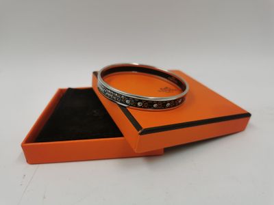 gros plan d'une bague dans une boîte sur une table