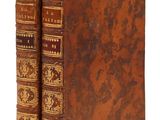 une paire de vieux livres posés l'un sur l'autre