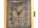 une image d'une montre en gros plan sur fond blanc