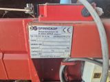 une machine rouge posée sur le sol