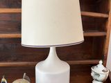 une lampe posée sur une table dans une pièce