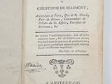 un livre ouvert sur lequel figure l'image en noir et blanc du visage d'un homme